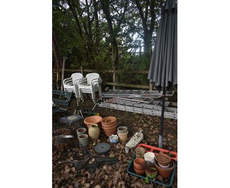 A SELECTION OF MISCELLANEOUS GARDEN ITEMS, to include twenty plus plant pots, a pair of aluminium bench ends, metal table, pa