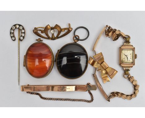 ASSORTED JEWELLERY, to include a ladys rolled gold wristwatch, a 9ct gold back and front tie clip, a rolled gold bow brooch, 