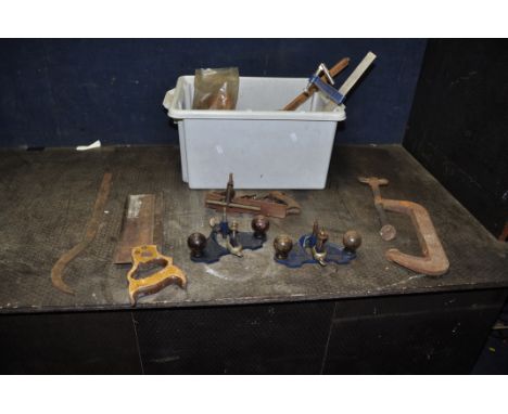 A TRAY CONTAINING HAND TOOLS, to include two Record No71 Router planes, a rusty Stanley No78 plane, various chisels, clamps, 