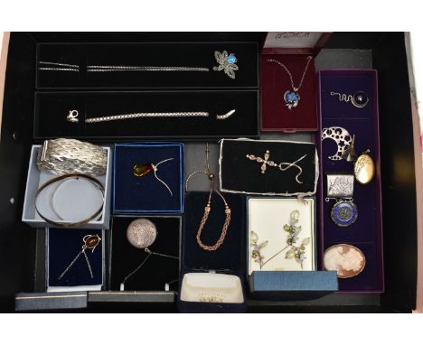 A BOX OF ASSORTED JEWELLERY, to include a silver circular locket with chain, hallmarked Birmingham, a white metal teapot pend