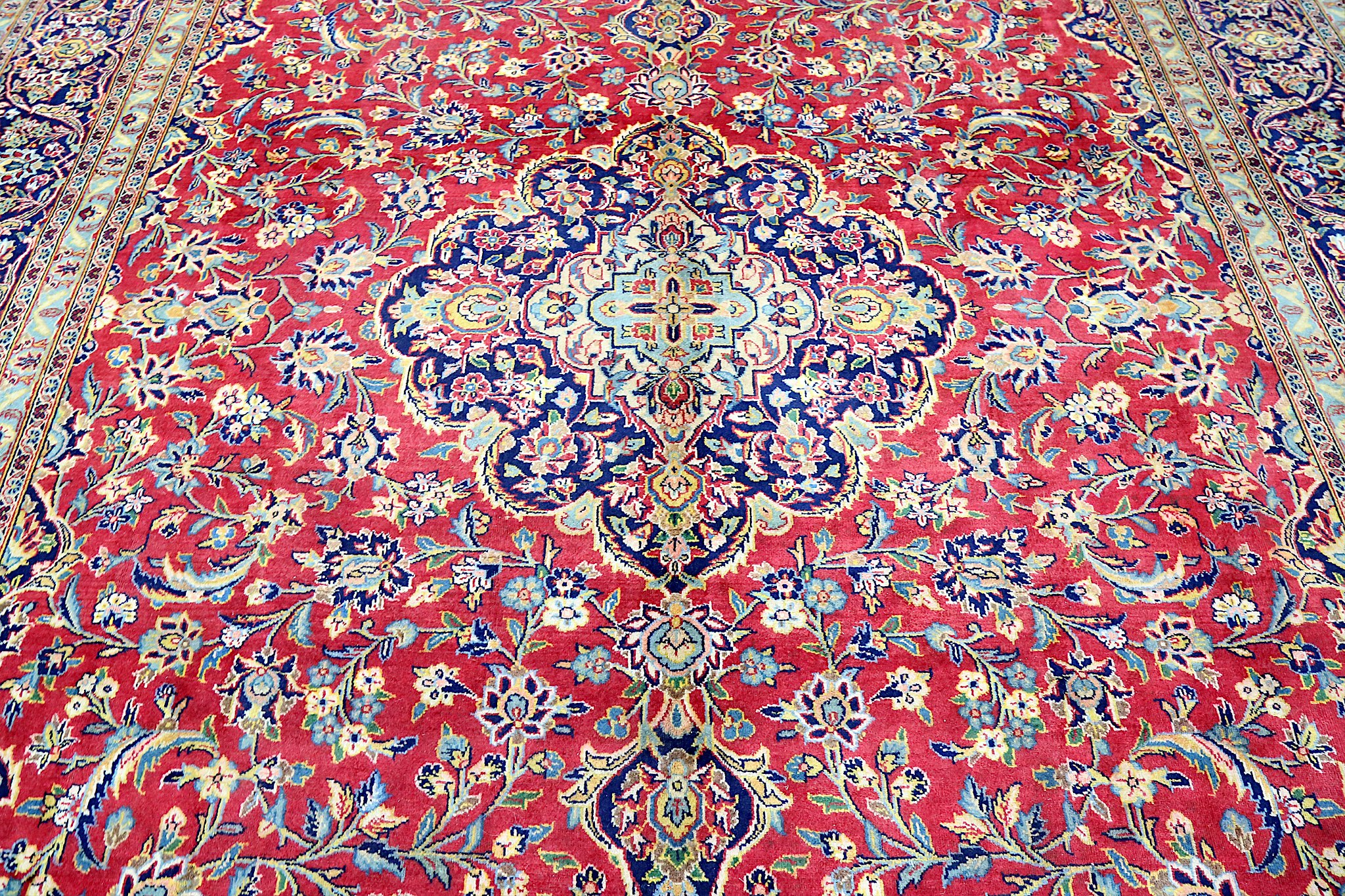 A KASHAN CARPET, CENTRAL PERSIA, LATE 20th CENTURY. Approx. 4.10m x 2