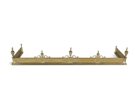 AN EDWARDIAN BRASS CURB FENDER C.1900Surmounted with pointed finials to the centre and each corner, with plain panel frieze, 