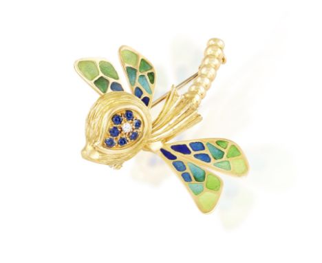 AN ENAMEL, SAPPHIRE AND DIAMOND NOVELTY BROOCH, CIRCA 1965, designed as a whimsical dragonfly, the textured gold body with ci