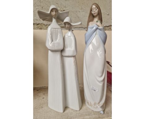 LLadro 33cm high figurine of two nuns (no.4611) designed in 1970 by Fulgencio Garcia and retired in 2017 together with Nao ‘F