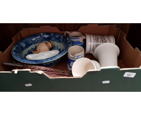 Wedgwood Nautilus Lustre shell dish approx 17.5 x 11.5cm, 2 Wedgwood ribbed vases (tallest 20cm), a well-decorated Royal Worc