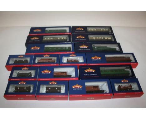 BACHMANN ROLLING STOCK various rolling stock including 8 boxed coaches, 7 boxed wagons, and 33-825G and 33-825F boxed brake v