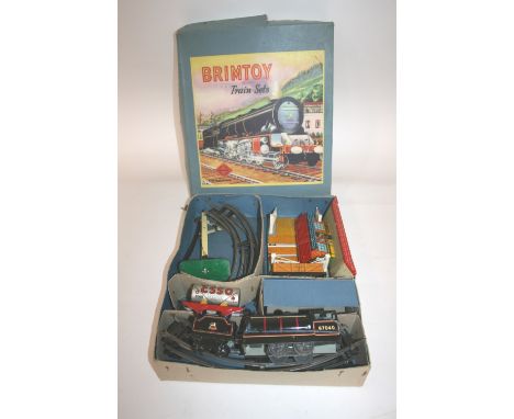 BRIMTOY BOXED TRAIN SET a clockwork train set including a locomotive (67040) and tender, wagons, railway platform and track. 