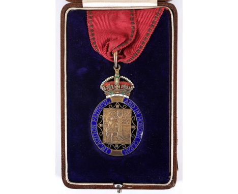 A COMPANION OF HONOUR MEDAL. A cased Gentlemans Companion of Honour with partial ribbon and hook mounts. GRI reverse with nic