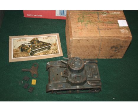 GERMAN CLOCKWORK TANK a Gama-Tank clockwork tank, with the original lid of the box, key and pellets.