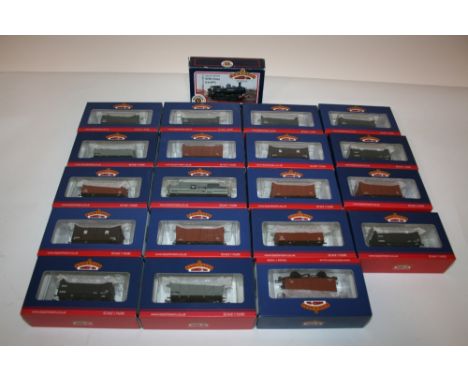 BACHMANN LOCOMOTIVE & ROLLING STOCK boxed locomotive 31-900 7760 Great Western, and 19 various Bachmann boxed wagons. (20)