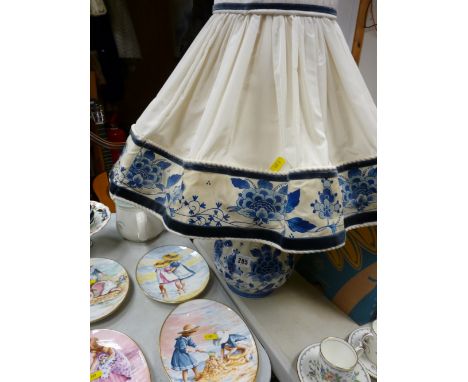 Delft table lamp with Delft pattern shade