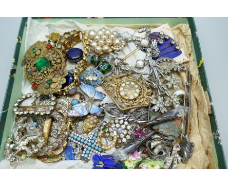 A collection of vintage jewellery 