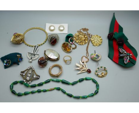 Vintage and other jewellery including a Pinchbeck brooch, etc.