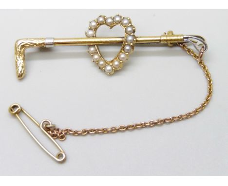 A 15ct gold and seed pearl brooch in the form of a riding crop, yellow metal safety chain, metal pin, 3.7g, 4.6cm