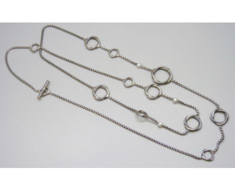 A David Yurman long silver chain with pearl detail, 66g, 110cm