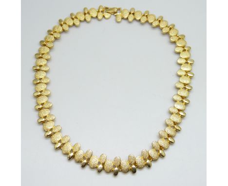 A vintage 1980s Les Barnard gold tone necklet, marked Vc, 41cm