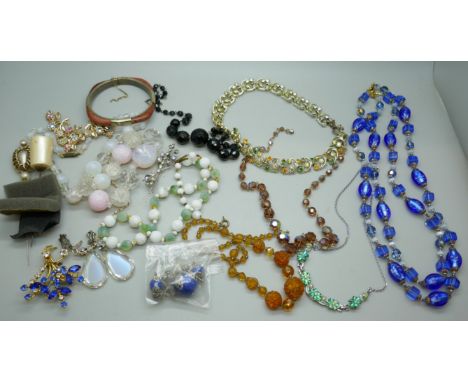 A collection of vintage jewellery 