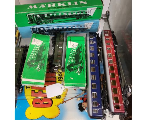 Marklin H0 gauge maroon 4024 Coach, blue 4032 Coach and a pair of 2nd class coaches in original boxes. (4) 