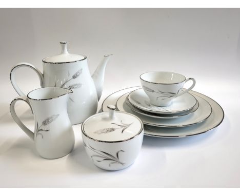 A Noritake 'Prosperity' pattern tea and dinner service (94) 