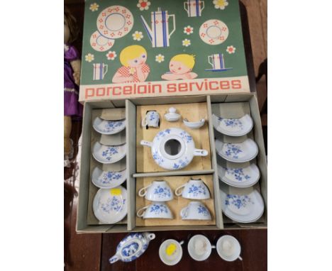 A porcelain doll's teas-service in original lidded box and four miniature blue and white tea wares. 