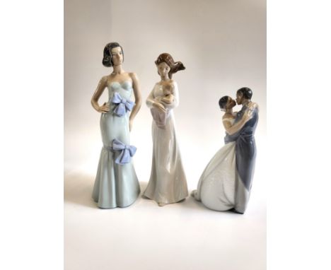 Nao A Kiss for Ever figure 23cm, lady 30cm, and a girl with child 28cm. (3)All in excellent condition