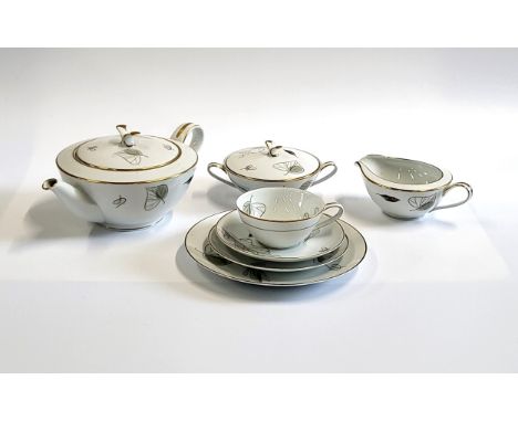 A Noritake Capri pattern porcelain tea and dinner service (62) 