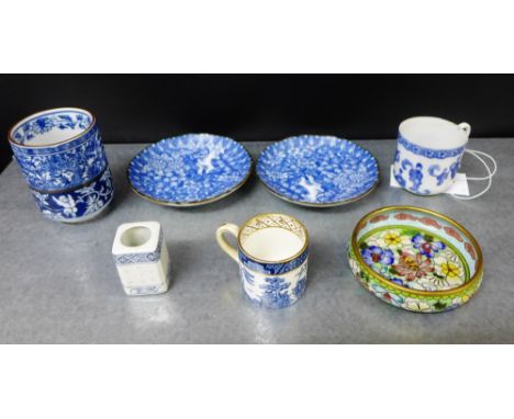 A mixed lot to include a Cloisonne floral decorated trinket dish, Japanese blue and white porcelains and a Real Old Willow Bo