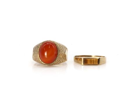 Two 9ct gold rings, a 9ct gold tiger's eye single stone ring, London 1979, and a 9ct gold agate ring, Birmingham 1976, 6.21g 