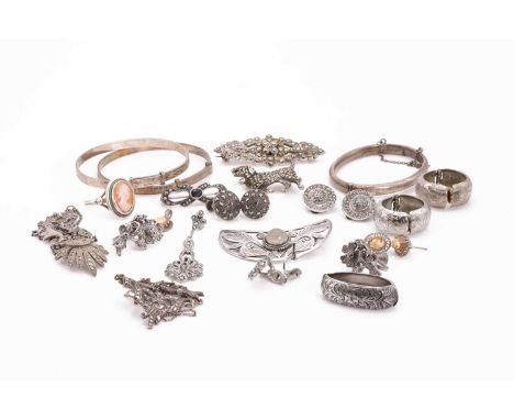 A group of silver jewellery, to include a silver marcasite necklace, Birmingham 1953, a silver hollow hinged baby bangle, Che