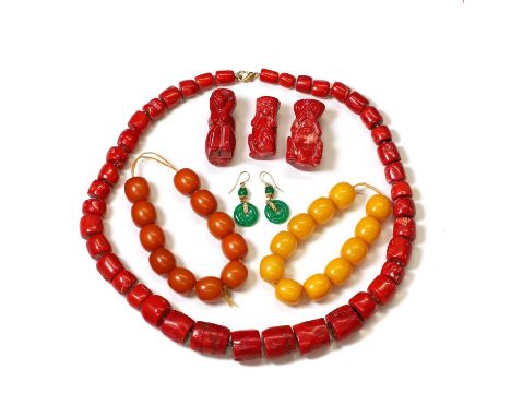 A collection of miscellaneous jewellery items, comprising a graduated single row dyed bamboo coral bead necklace, strung knot