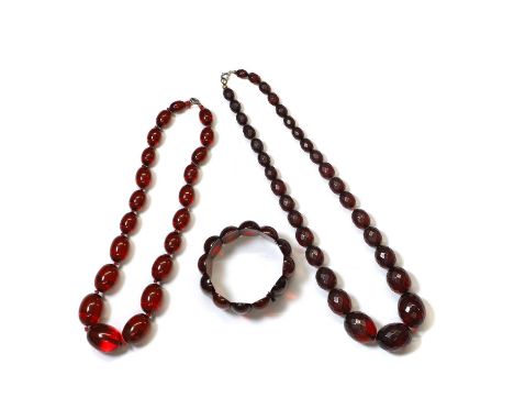 A small group of bakelite jewellery, a single row graduated bakelite faceted bead necklace, strung plain, with faceted beads,