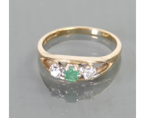 9ct ladies ring: Set with diamonds and emerald stone, size P, 3.1 grams.