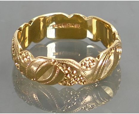 18ct gold ladies ornate wedding band: Size R, 5.6 grams.