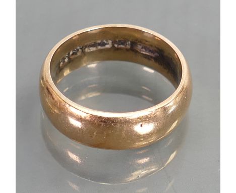 15ct gold wedding ring: Size S, 9.7 grams.