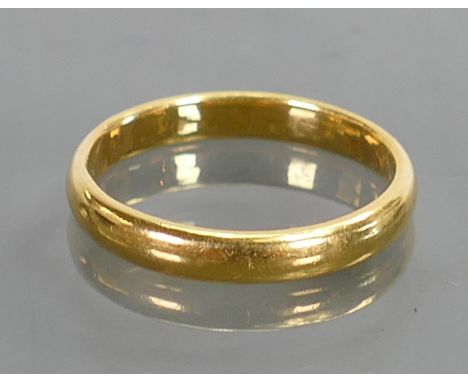 22ct gold wedding ring: Size M, 3.4 grams.