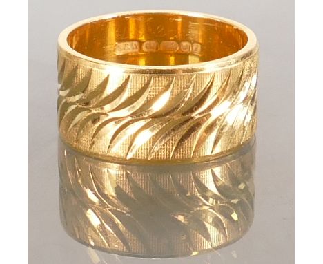 22ct gold etched wedding ring: Size N/O, 9.7 grams