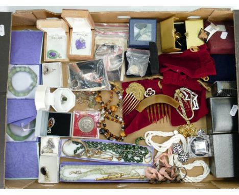 Good collection of vintage ladies costume jewellery: Including silver jewellery, beads, watches etc.