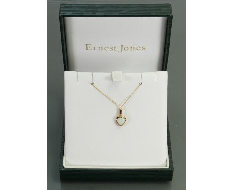 9ct gold ladies necklace with heart shaped opal stone: 1.4 grams.