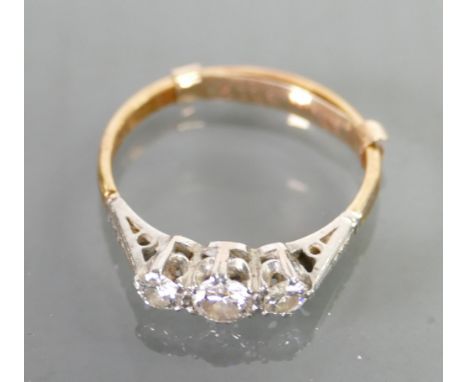 18ct gold vintage three stone diamond ring: Size K, 2.1 grams.