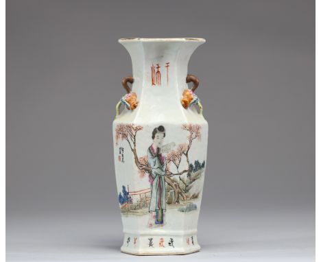  "Chine - Vase en porcelaine polychrome Qianjiang cai a decor d'une courtisane et de poeme, anses en forme de grenade, XIX-XX