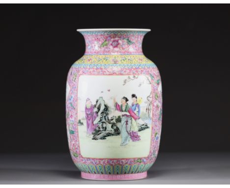  "Chine - Vase en porcelaine polychrome emaillee famille rose a decor de dames, epoque Republique. - Chine - Vase en porcelai