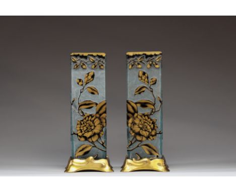  "Paire de vases Art Nouveau de la cristallerie Baccarat en verre givre degage a l'acide a decor de fleurs noires et or sur m