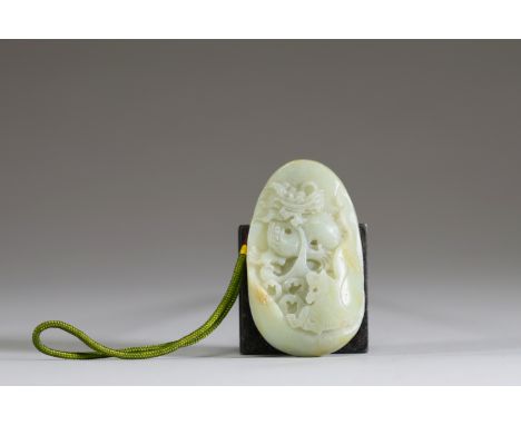  "Chine - Pendentif en jade sculpte a decor archaisant.  - Chine - Pendentif en jade sculpte a decor archaisant. Ref Goldfiel