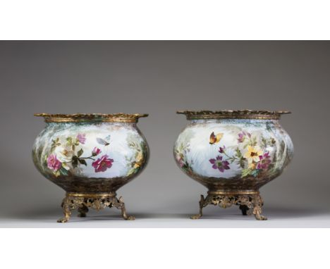  "Creil et Montereau - Paire de jardinieres en faience fine a decor floral peint montees sur bronze, signee Lemonnier, fin XI