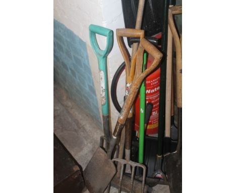 A QUANTITY OF ASSORTED HAND TOOLS