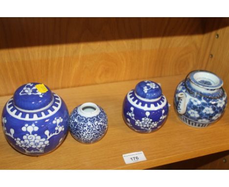 A SELECTION OF ORIENTAL STYLE CERAMICS TO INCLUDE A TEAPOT