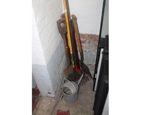 A QUANTITY OF ASSORTED HAND TOOLS TO INCLUDE A WATERING CAN