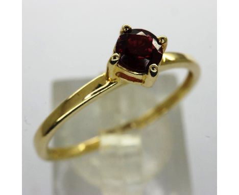 9ct gold ring set with a garnet, size O, 1.3g. UK P&amp;P Group 0 (£6+VAT for the first lot and £1+VAT for subsequent lots) 