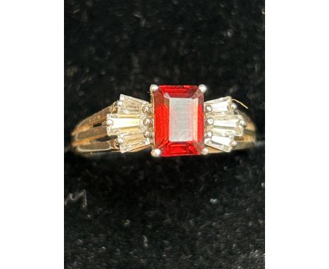 9ct Gold ring set with red stone &amp; cz stones 3.1g Size Q 