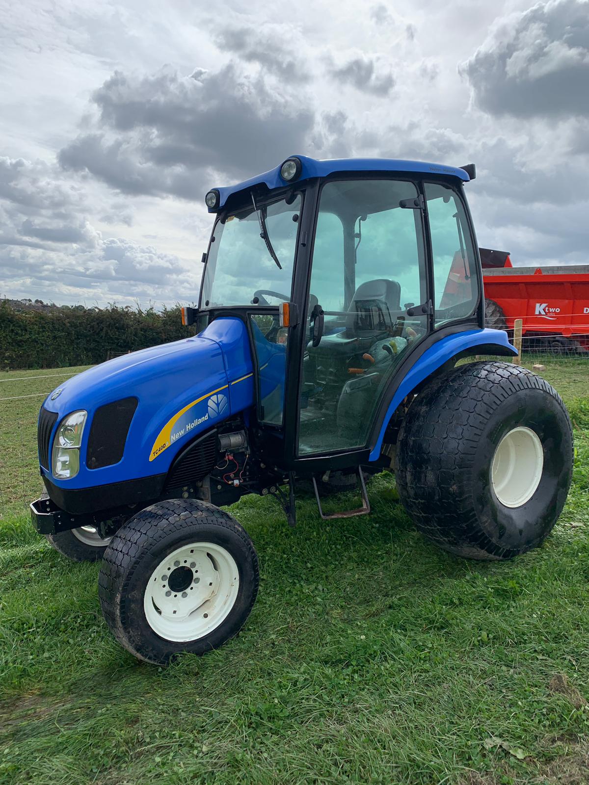 DS - NEW HOLLAND TC40DA COMPACT TRACTOR WITH FULL GLASS CAB, 3 POINT ...